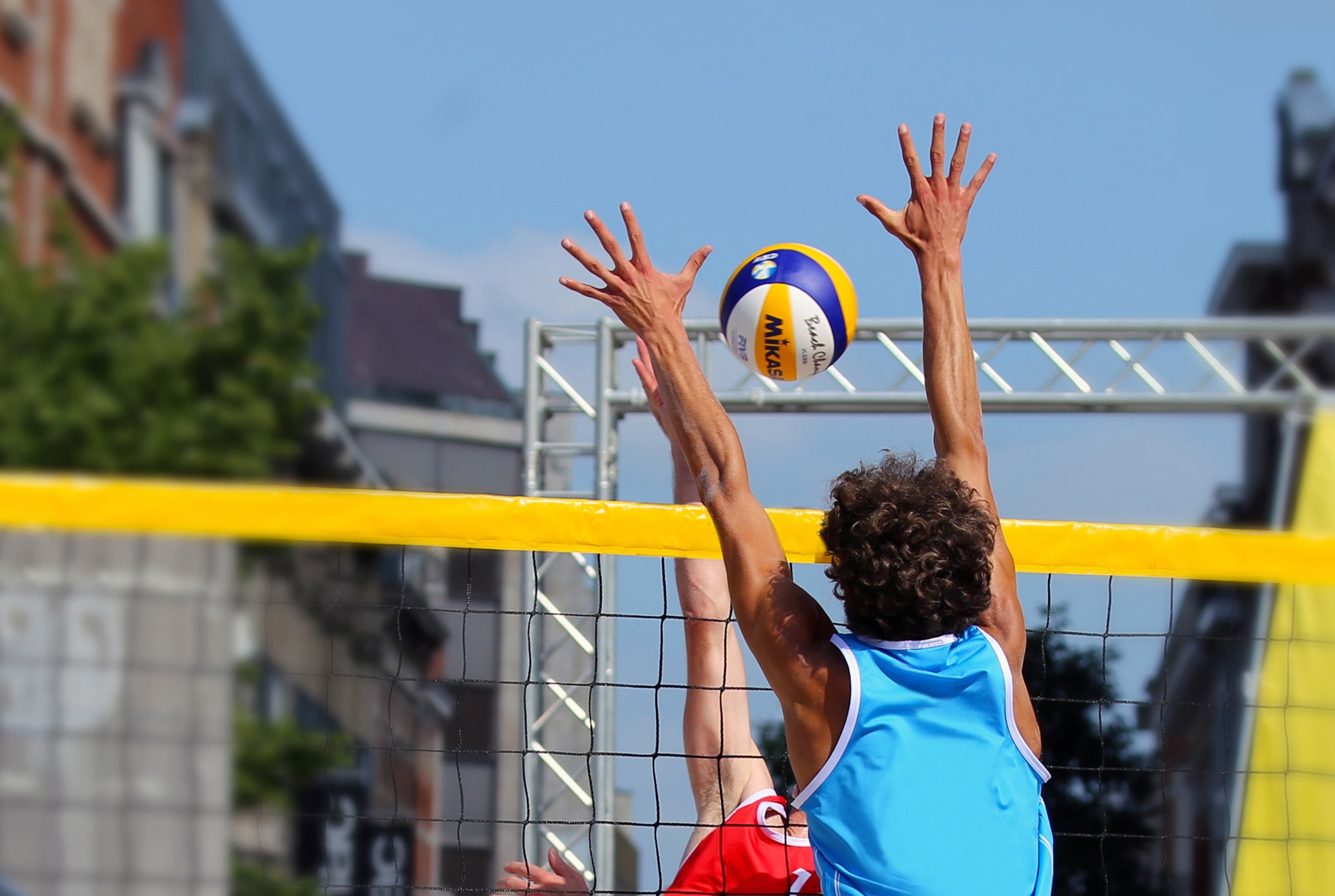 Beim Volleyball finden oft Überkopfbewegungen statt
